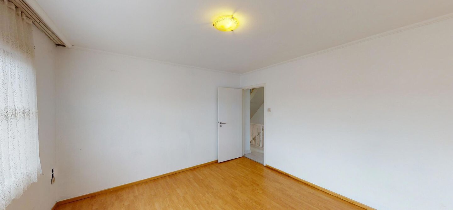 Instapklare woning met 3 slpks op een terrein van 10 are in Koersel!

Deze mooi recentelijk verfriste woning met 3 slaapkamers zit vol verassingen. 
De ene kamer na de andere kamer geeft je een fijn verzorgd en knus gevoel. Ze is meteen instapklaar, zonde