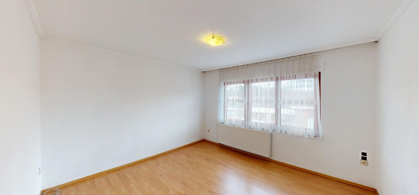 Instapklare woning met 3 slpks op een terrein van 10 are in Koersel!

Deze mooi recentelijk verfriste woning met 3 slaapkamers zit vol verassingen. 
De ene kamer na de andere kamer geeft je een fijn verzorgd en knus gevoel. Ze is meteen instapklaar, zonde