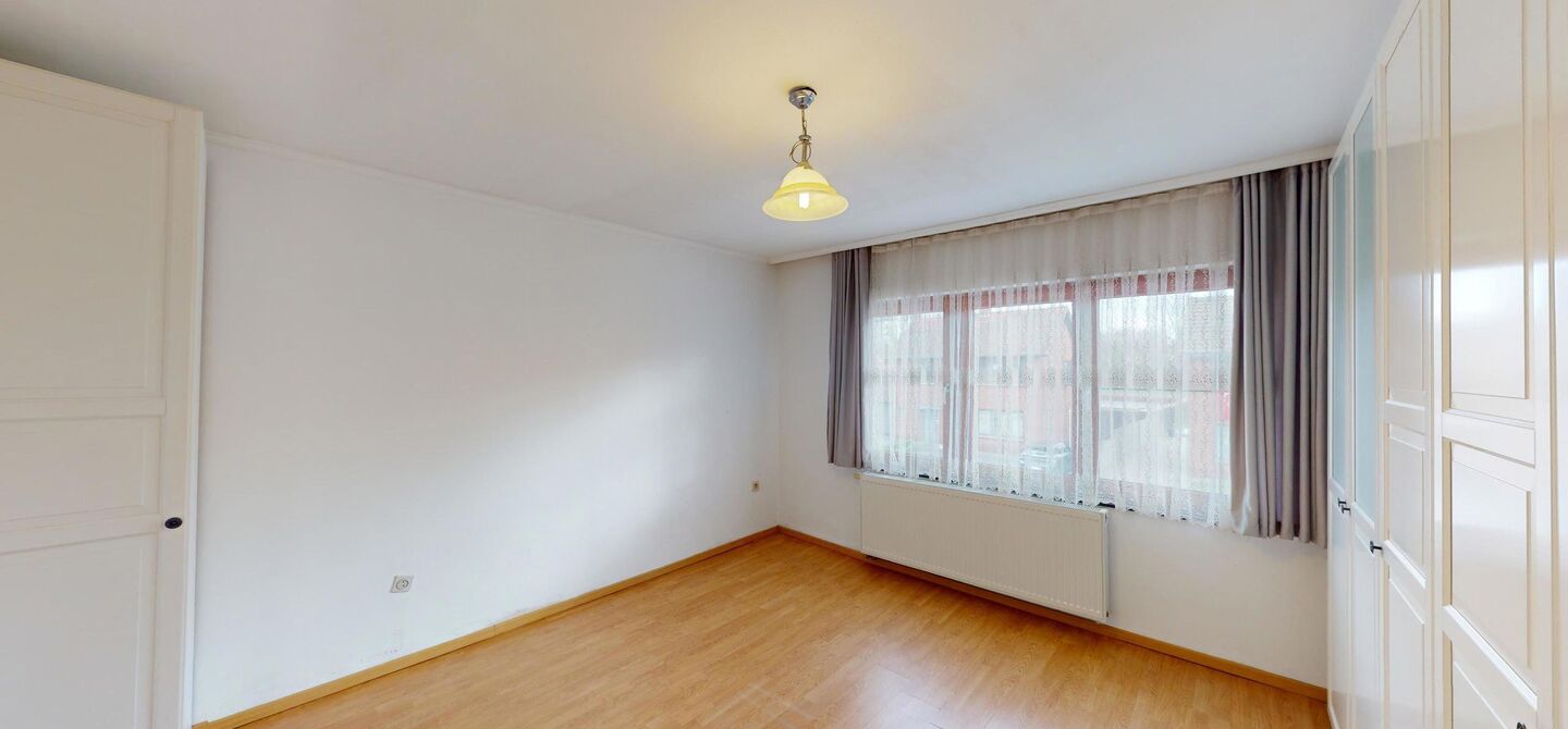 Instapklare woning met 3 slpks op een terrein van 10 are in Koersel!

Deze mooi recentelijk verfriste woning met 3 slaapkamers zit vol verassingen. 
De ene kamer na de andere kamer geeft je een fijn verzorgd en knus gevoel. Ze is meteen instapklaar, zonde