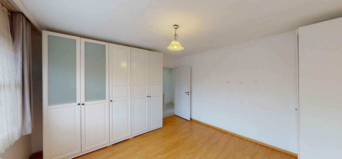 Instapklare woning met 3 slpks op een terrein van 10 are in Koersel!

Deze mooi recentelijk verfriste woning met 3 slaapkamers zit vol verassingen. 
De ene kamer na de andere kamer geeft je een fijn verzorgd en knus gevoel. Ze is meteen instapklaar, zonde