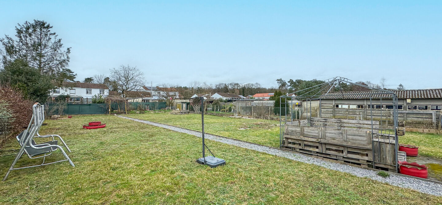 Instapklare woning met 3 slpks op een terrein van 10 are in Koersel!

Deze mooi recentelijk verfriste woning met 3 slaapkamers zit vol verassingen. 
De ene kamer na de andere kamer geeft je een fijn verzorgd en knus gevoel. Ze is meteen instapklaar, zonde