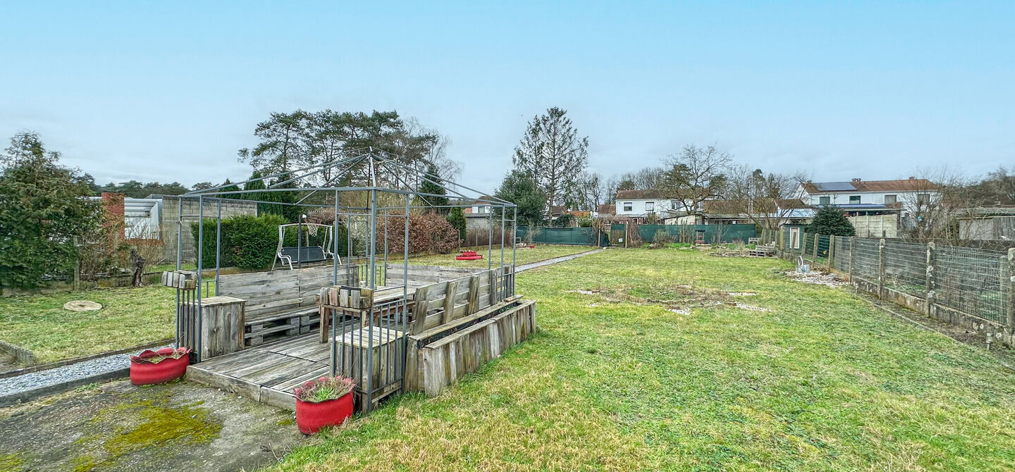 Instapklare woning met 3 slpks op een terrein van 10 are in Koersel!

Deze mooi recentelijk verfriste woning met 3 slaapkamers zit vol verassingen. 
De ene kamer na de andere kamer geeft je een fijn verzorgd en knus gevoel. Ze is meteen instapklaar, zonde