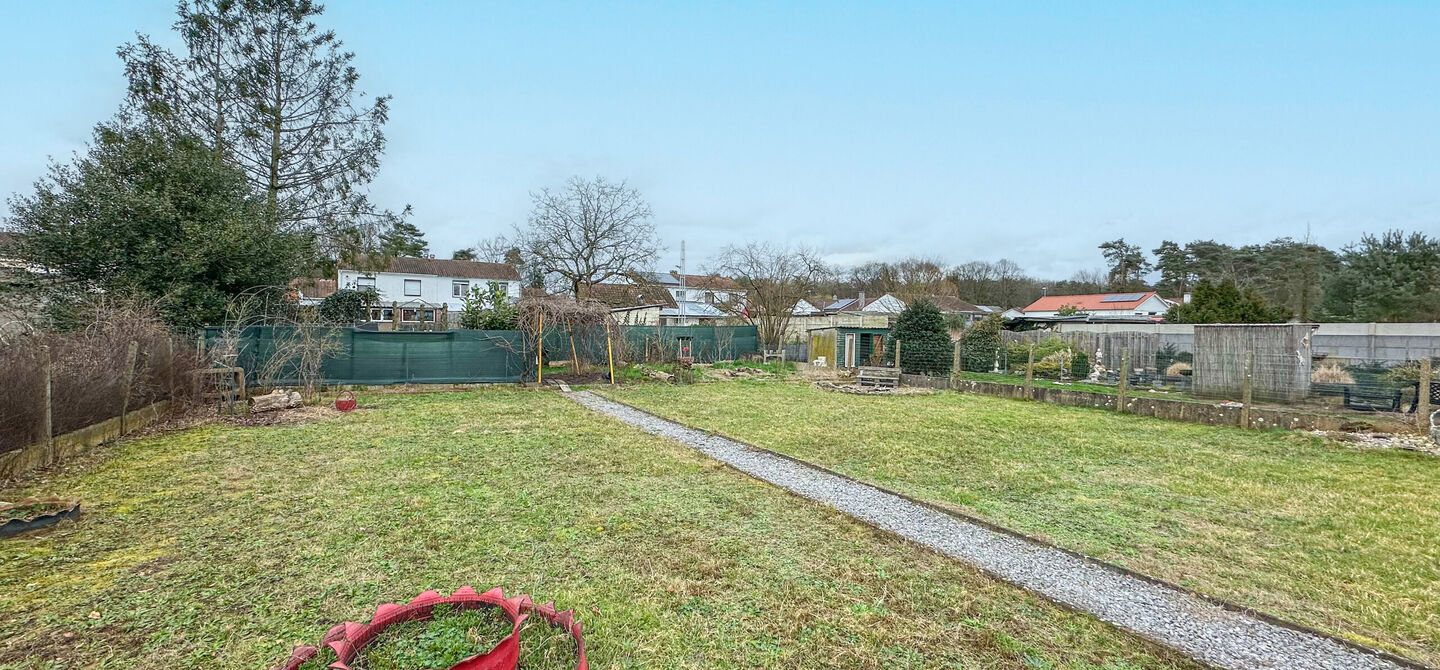 Instapklare woning met 3 slpks op een terrein van 10 are in Koersel!

Deze mooi recentelijk verfriste woning met 3 slaapkamers zit vol verassingen. 
De ene kamer na de andere kamer geeft je een fijn verzorgd en knus gevoel. Ze is meteen instapklaar, zonde