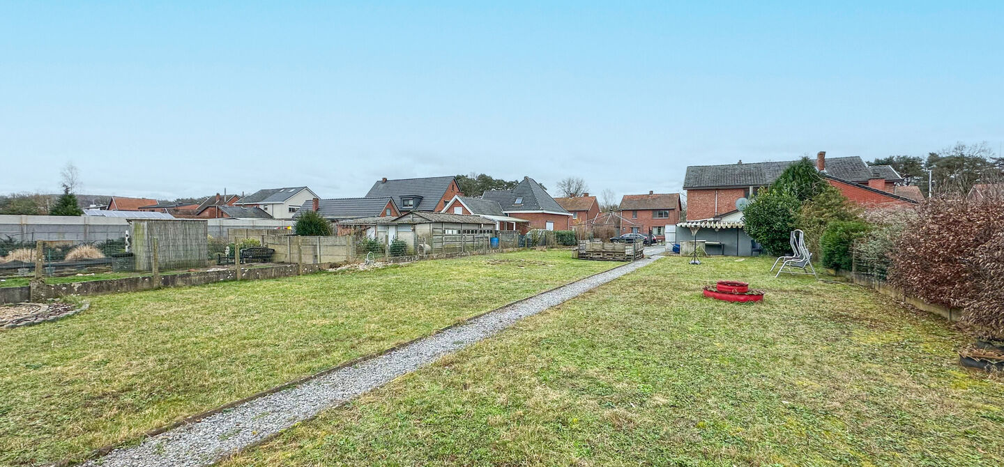 Instapklare woning met 3 slpks op een terrein van 10 are in Koersel!

Deze mooi recentelijk verfriste woning met 3 slaapkamers zit vol verassingen. 
De ene kamer na de andere kamer geeft je een fijn verzorgd en knus gevoel. Ze is meteen instapklaar, zonde