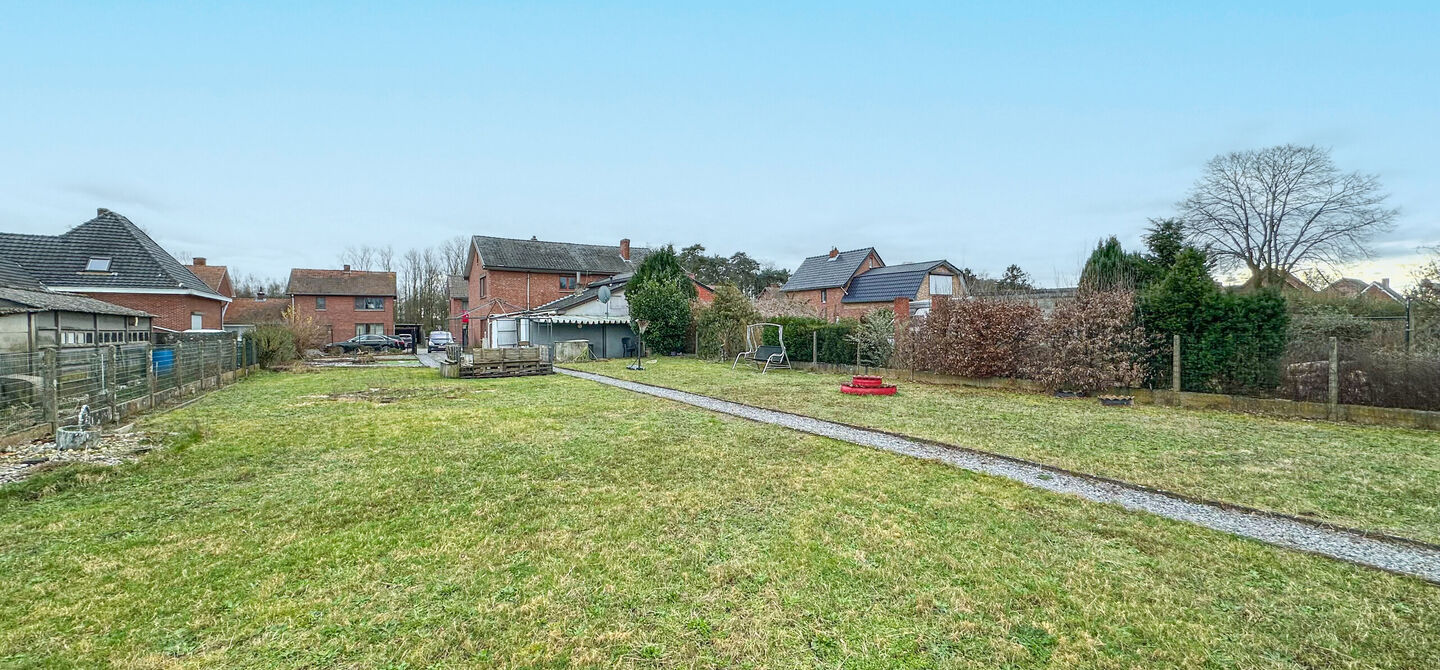 Instapklare woning met 3 slpks op een terrein van 10 are in Koersel!

Deze mooi recentelijk verfriste woning met 3 slaapkamers zit vol verassingen. 
De ene kamer na de andere kamer geeft je een fijn verzorgd en knus gevoel. Ze is meteen instapklaar, zonde