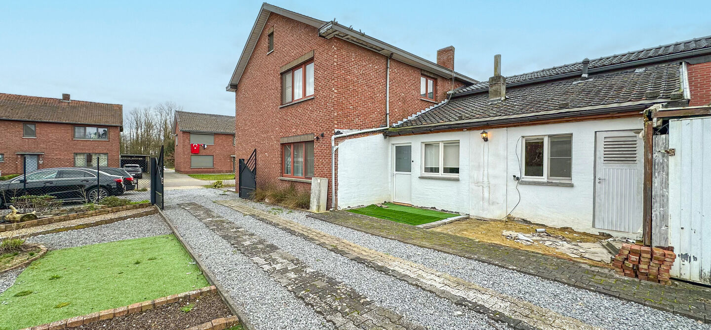 Instapklare woning met 3 slpks op een terrein van 10 are in Koersel!

Deze mooi recentelijk verfriste woning met 3 slaapkamers zit vol verassingen. 
De ene kamer na de andere kamer geeft je een fijn verzorgd en knus gevoel. Ze is meteen instapklaar, zonde