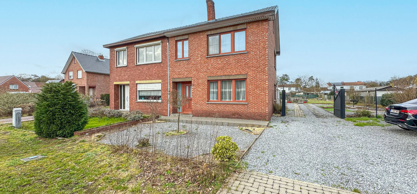 Instapklare woning met 3 slpks op een terrein van 10 are in Koersel!

Deze mooi recentelijk verfriste woning met 3 slaapkamers zit vol verassingen. 
De ene kamer na de andere kamer geeft je een fijn verzorgd en knus gevoel. Ze is meteen instapklaar, zonde