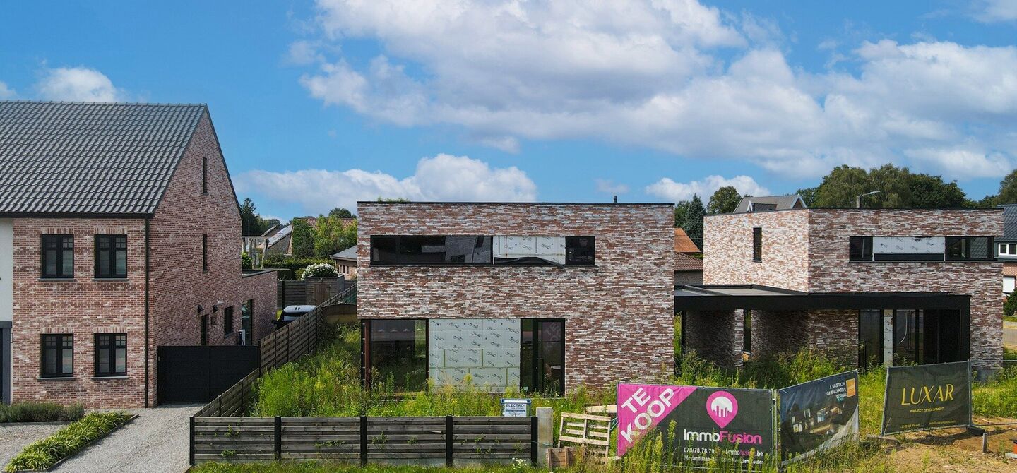 Moderne open casco nieuwbouw in Koersel aan 6% BTW!

Deze moderne parel in het bruisende hart van Koersel-Centrum wacht op jouw persoonlijke touch. Met een open bebouwing, carport, en een weids perceel van circa 4 are, biedt deze casco woning een blanco c