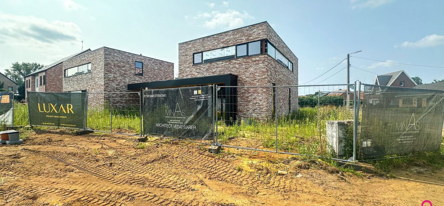 Moderne open casco nieuwbouw in Koersel aan 6% BTW!

Deze moderne parel in het bruisende hart van Koersel-Centrum wacht op jouw persoonlijke touch. Met een open bebouwing, carport, en een weids perceel van circa 4 are, biedt deze casco woning een blanco c