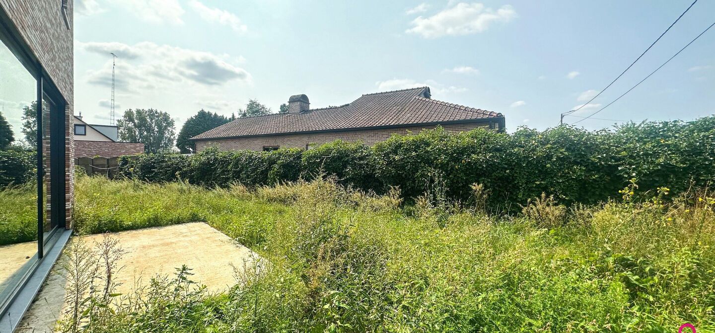 Moderne open casco nieuwbouw in Koersel aan 6% BTW!

Deze moderne parel in het bruisende hart van Koersel-Centrum wacht op jouw persoonlijke touch. Met een open bebouwing, carport, en een weids perceel van circa 4 are, biedt deze casco woning een blanco c