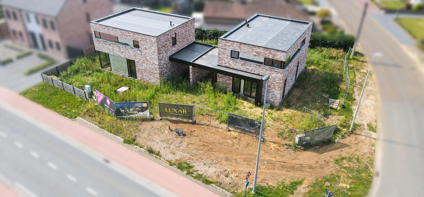 Moderne open casco nieuwbouw in Koersel aan 6% BTW!

Deze moderne parel in het bruisende hart van Koersel-Centrum wacht op jouw persoonlijke touch. Met een open bebouwing, carport, en een weids perceel van circa 4 are, biedt deze casco woning een blanco c