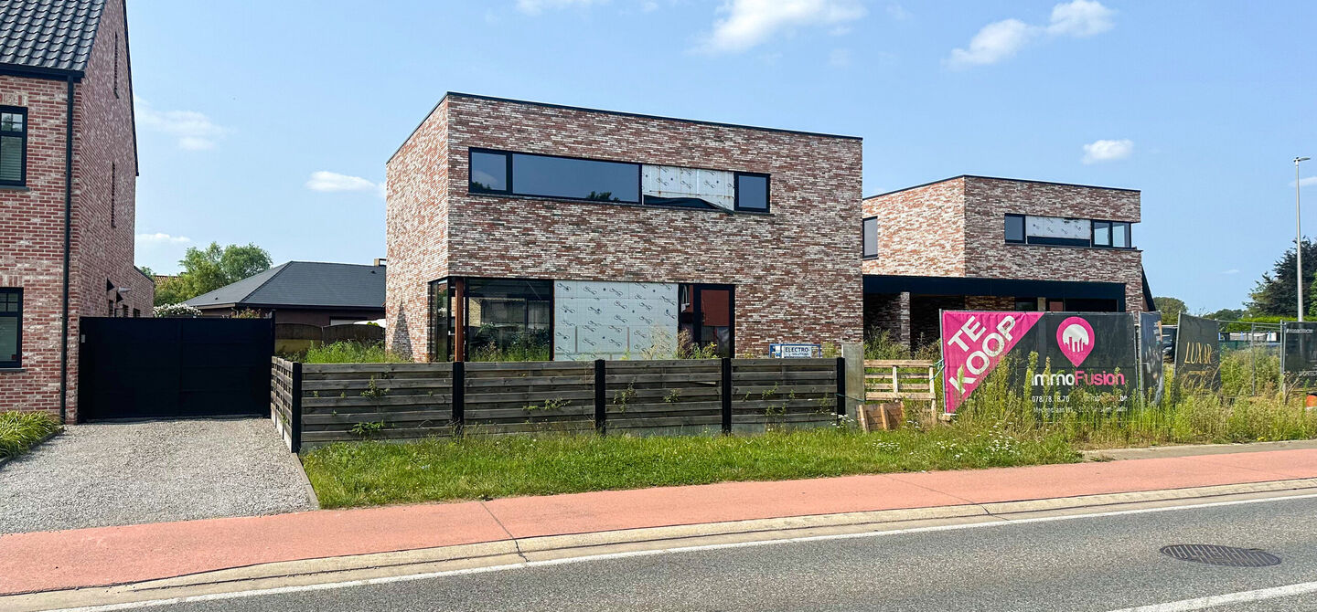 Moderne open casco nieuwbouw in Koersel aan 6% BTW!

Deze moderne parel in het bruisende hart van Koersel-Centrum wacht op jouw persoonlijke touch. Met een open bebouwing, carport, en een weids perceel van circa 4 are, biedt deze casco woning een blanco c