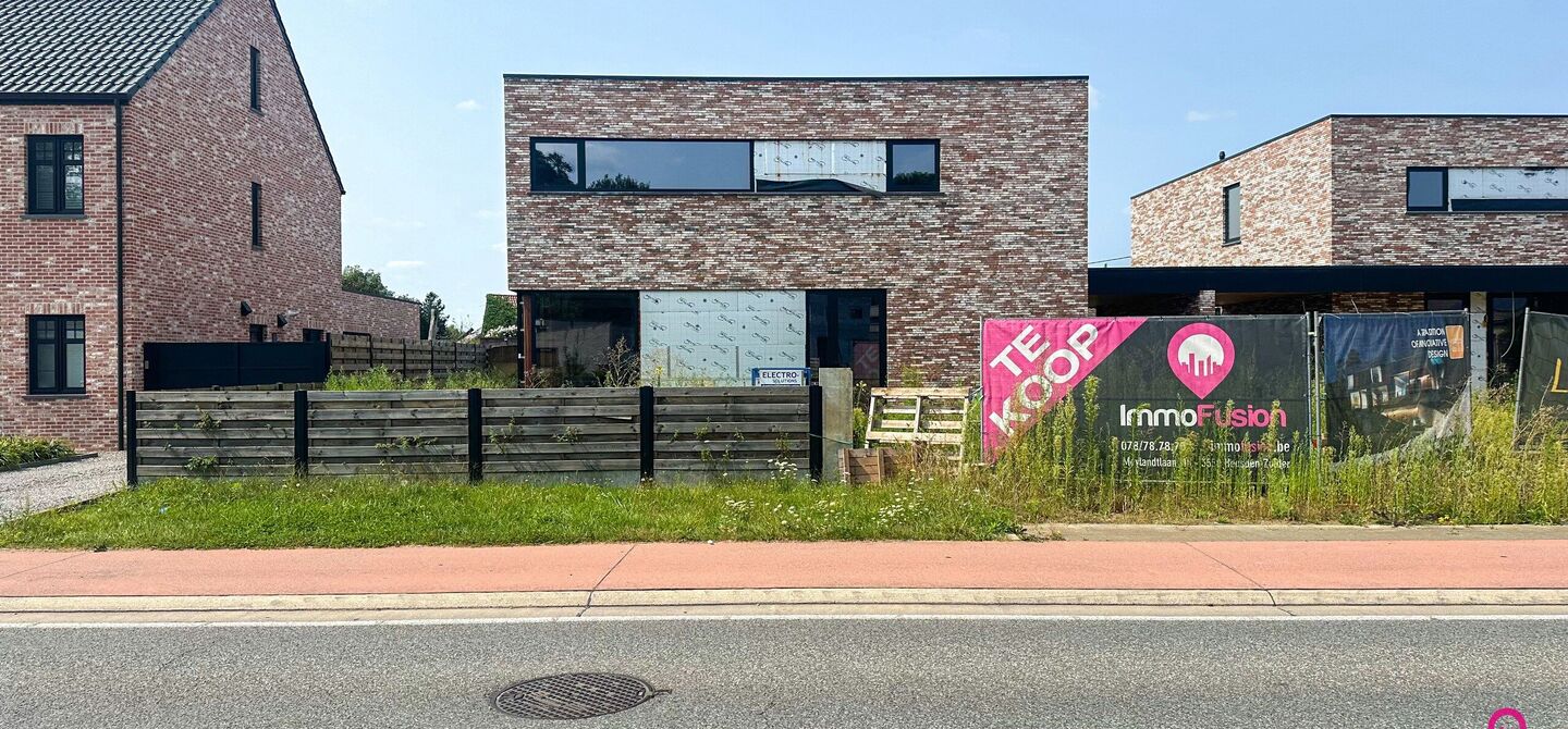 Moderne open casco nieuwbouw in Koersel aan 6% BTW!

Deze moderne parel in het bruisende hart van Koersel-Centrum wacht op jouw persoonlijke touch. Met een open bebouwing, carport, en een weids perceel van circa 4 are, biedt deze casco woning een blanco c