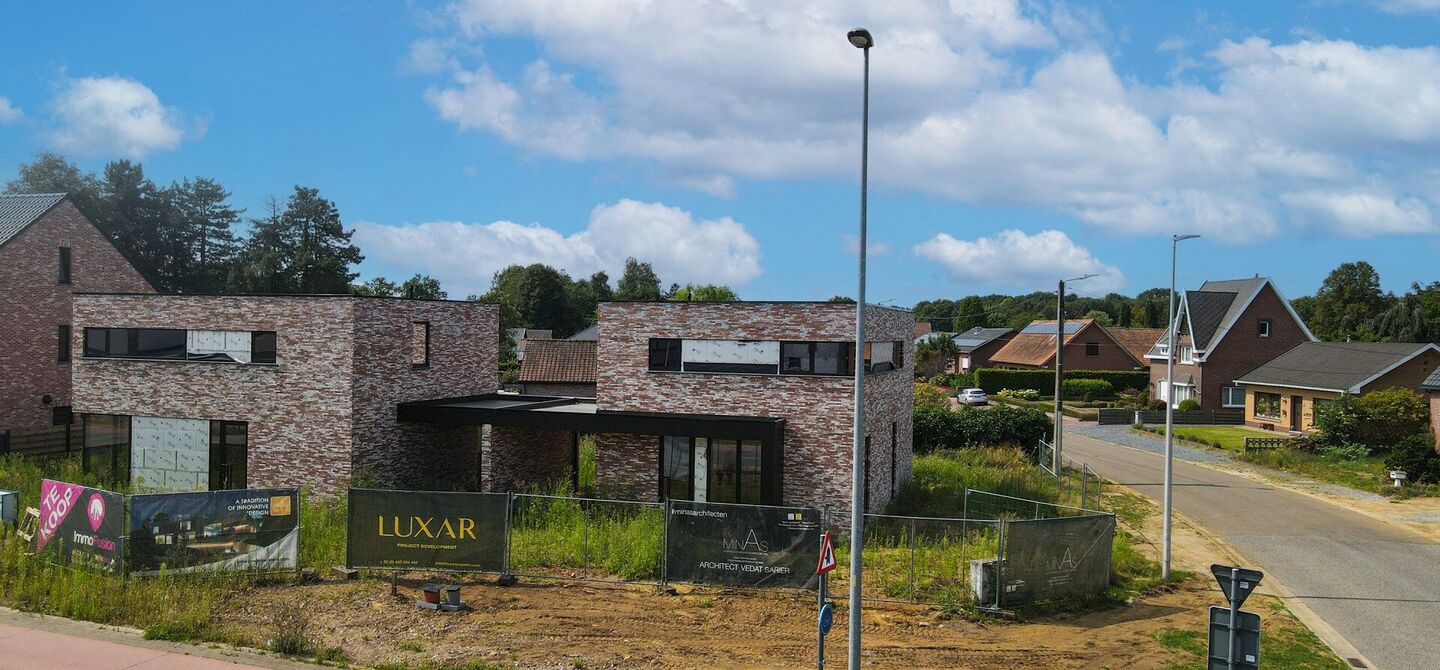 Moderne open casco nieuwbouw in Koersel aan 6% BTW!

Deze moderne parel in het bruisende hart van Koersel-Centrum wacht op jouw persoonlijke touch. Met een open bebouwing, carport, en een weids perceel van circa 4 are gelegen op een hoekperceel, biedt dez