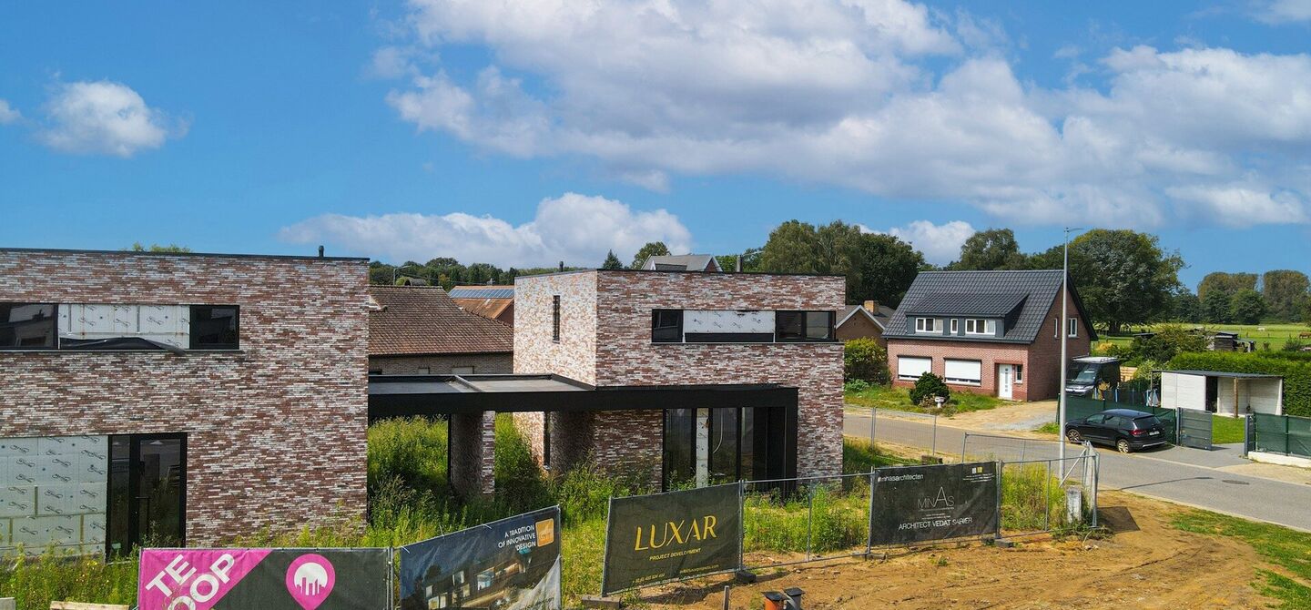 Moderne open casco nieuwbouw in Koersel aan 6% BTW!

Deze moderne parel in het bruisende hart van Koersel-Centrum wacht op jouw persoonlijke touch. Met een open bebouwing, carport, en een weids perceel van circa 4 are gelegen op een hoekperceel, biedt dez