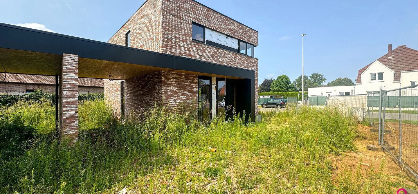 Moderne open casco nieuwbouw in Koersel aan 6% BTW!

Deze moderne parel in het bruisende hart van Koersel-Centrum wacht op jouw persoonlijke touch. Met een open bebouwing, carport, en een weids perceel van circa 4 are gelegen op een hoekperceel, biedt dez