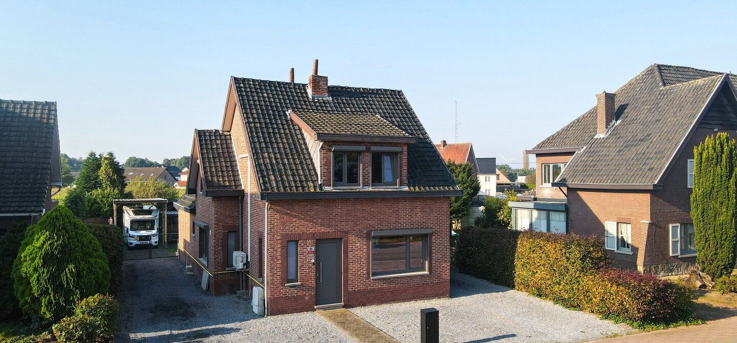 Deze prachtige open bebouwing in Beringen, gelegen op een perceel van 555m², biedt alles wat je zoekt op een ruime perceel en comfortabele woning. Recentelijk opgefrist en volledig instapklaar, is deze woning perfect voor wie zonder zorgen wil verhuizen.