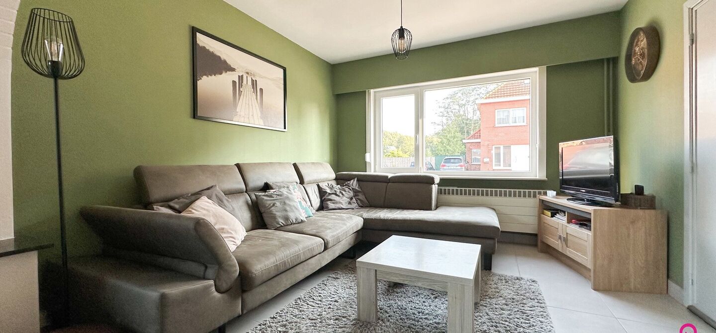 Deze prachtige open bebouwing in Beringen, gelegen op een perceel van 555m², biedt alles wat je zoekt op een ruime perceel en comfortabele woning. Recentelijk opgefrist en volledig instapklaar, is deze woning perfect voor wie zonder zorgen wil verhuizen.