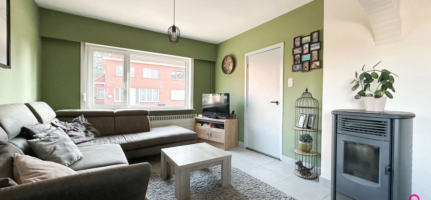 Deze prachtige open bebouwing in Beringen, gelegen op een perceel van 555m², biedt alles wat je zoekt op een ruime perceel en comfortabele woning. Recentelijk opgefrist en volledig instapklaar, is deze woning perfect voor wie zonder zorgen wil verhuizen.