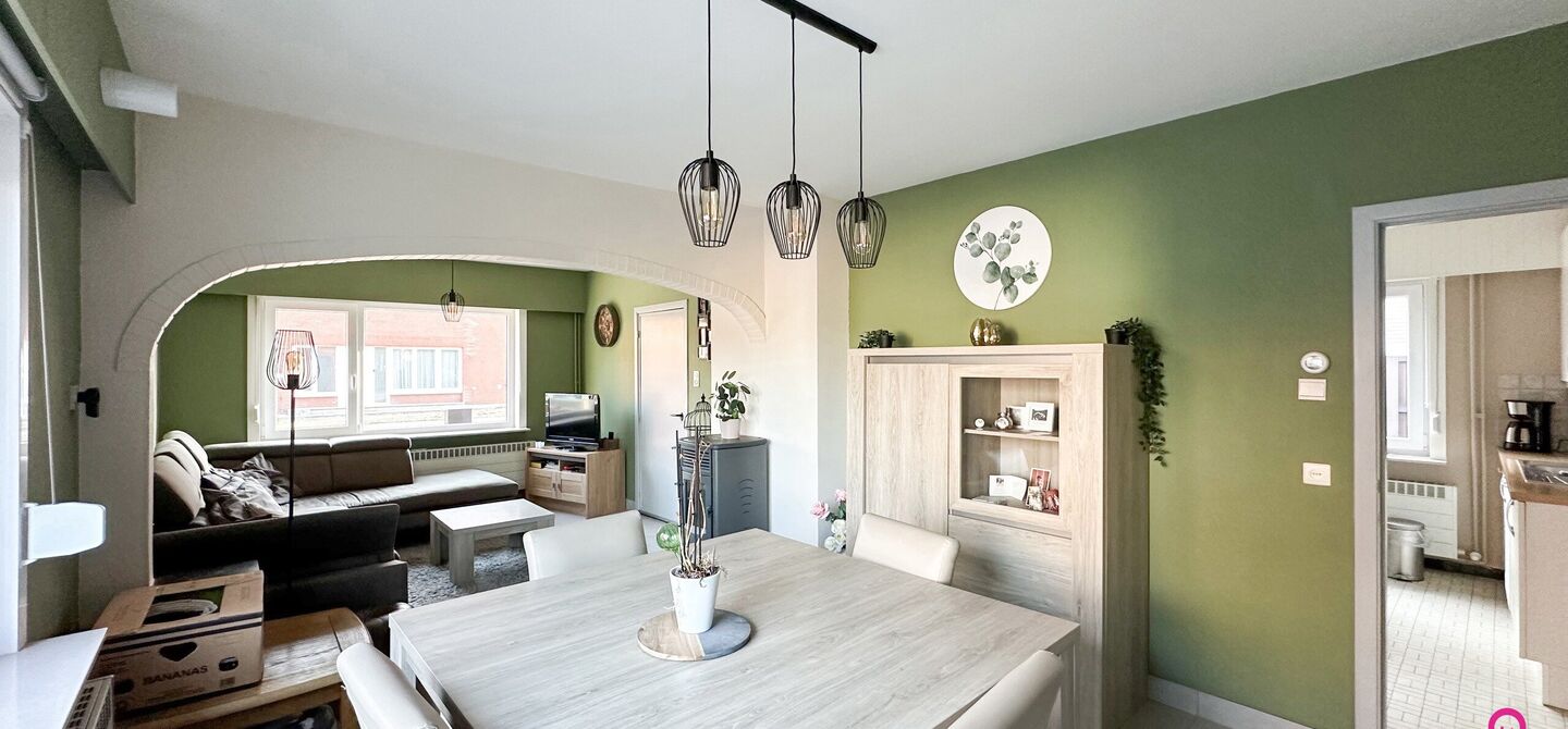 Deze prachtige open bebouwing in Beringen, gelegen op een perceel van 555m², biedt alles wat je zoekt op een ruime perceel en comfortabele woning. Recentelijk opgefrist en volledig instapklaar, is deze woning perfect voor wie zonder zorgen wil verhuizen.