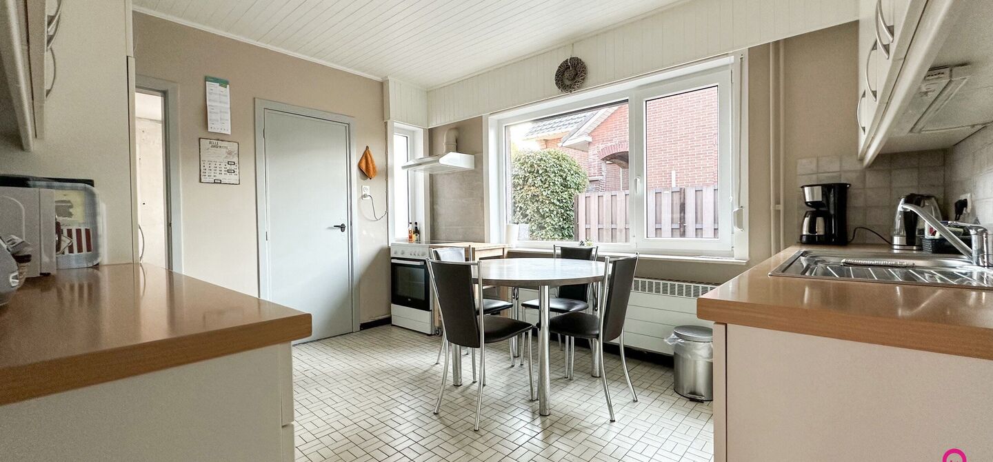 Deze prachtige open bebouwing in Beringen, gelegen op een perceel van 555m², biedt alles wat je zoekt op een ruime perceel en comfortabele woning. Recentelijk opgefrist en volledig instapklaar, is deze woning perfect voor wie zonder zorgen wil verhuizen.