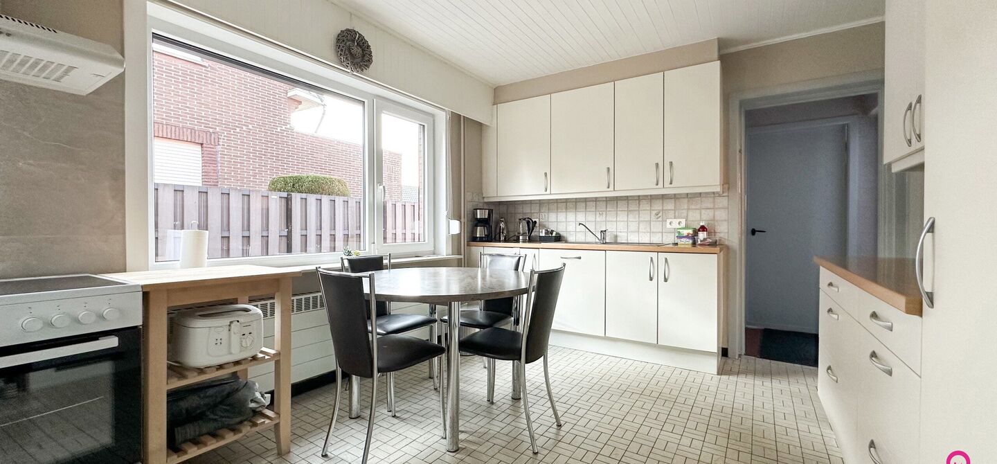 Deze prachtige open bebouwing in Beringen, gelegen op een perceel van 555m², biedt alles wat je zoekt op een ruime perceel en comfortabele woning. Recentelijk opgefrist en volledig instapklaar, is deze woning perfect voor wie zonder zorgen wil verhuizen.