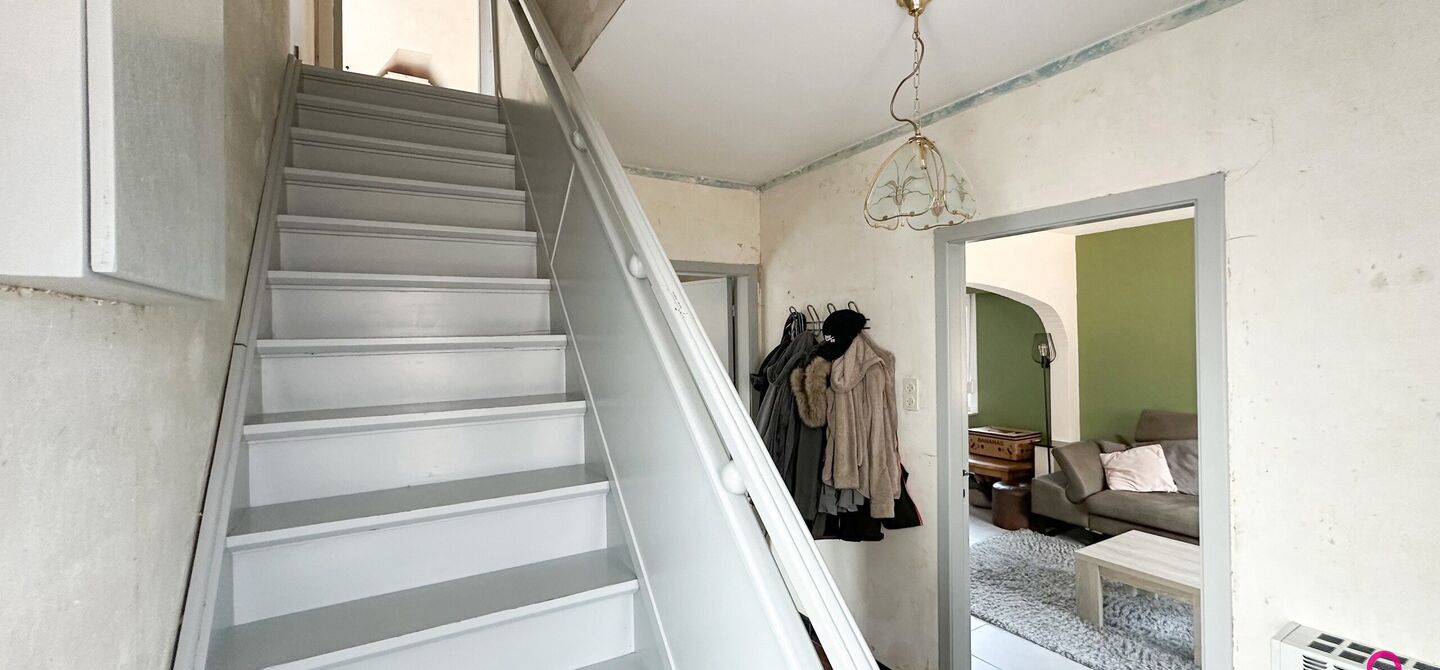 Deze prachtige open bebouwing in Beringen, gelegen op een perceel van 555m², biedt alles wat je zoekt op een ruime perceel en comfortabele woning. Recentelijk opgefrist en volledig instapklaar, is deze woning perfect voor wie zonder zorgen wil verhuizen.