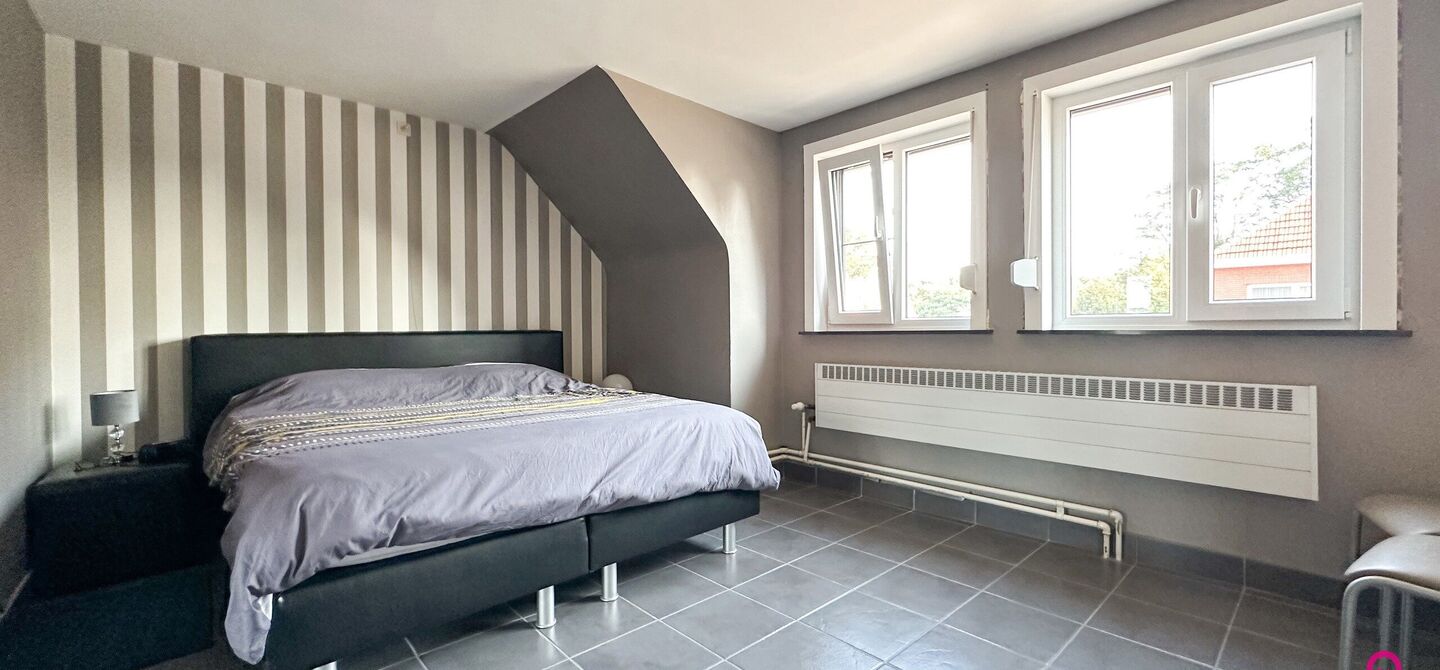 Deze prachtige open bebouwing in Beringen, gelegen op een perceel van 555m², biedt alles wat je zoekt op een ruime perceel en comfortabele woning. Recentelijk opgefrist en volledig instapklaar, is deze woning perfect voor wie zonder zorgen wil verhuizen.