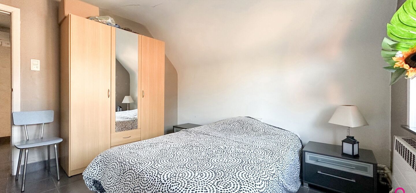 Deze prachtige open bebouwing in Beringen, gelegen op een perceel van 555m², biedt alles wat je zoekt op een ruime perceel en comfortabele woning. Recentelijk opgefrist en volledig instapklaar, is deze woning perfect voor wie zonder zorgen wil verhuizen.