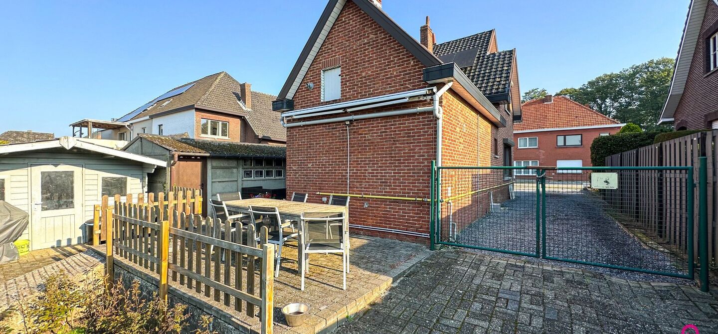 Deze prachtige open bebouwing in Beringen, gelegen op een perceel van 555m², biedt alles wat je zoekt op een ruime perceel en comfortabele woning. Recentelijk opgefrist en volledig instapklaar, is deze woning perfect voor wie zonder zorgen wil verhuizen.