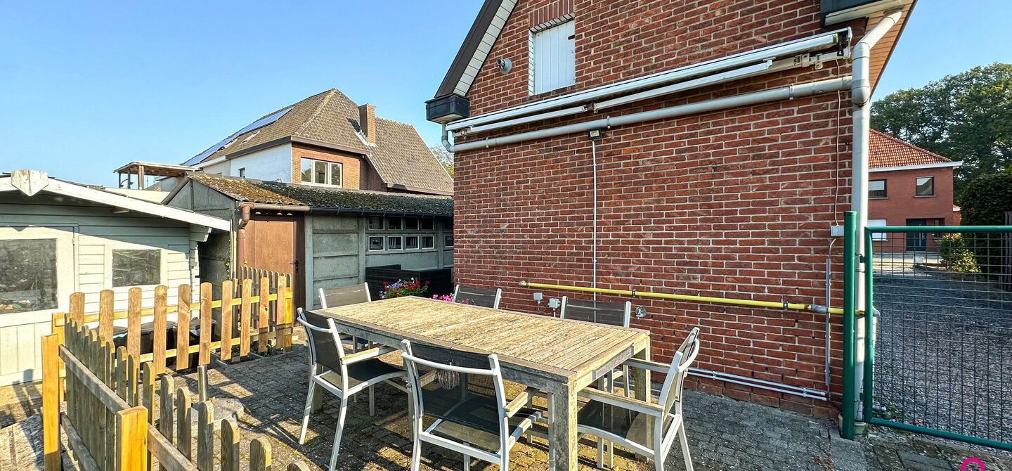 Deze prachtige open bebouwing in Beringen, gelegen op een perceel van 555m², biedt alles wat je zoekt op een ruime perceel en comfortabele woning. Recentelijk opgefrist en volledig instapklaar, is deze woning perfect voor wie zonder zorgen wil verhuizen.