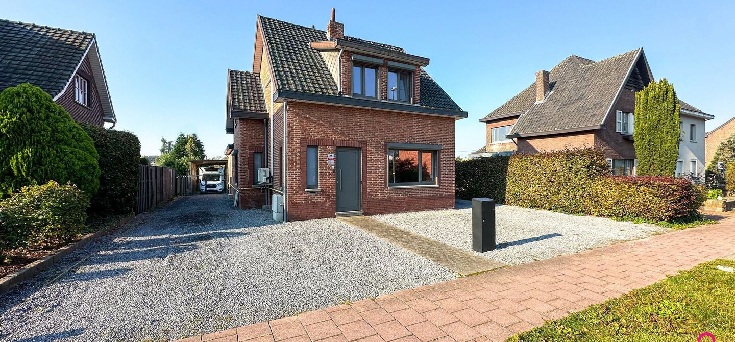 Deze prachtige open bebouwing in Beringen, gelegen op een perceel van 555m², biedt alles wat je zoekt op een ruime perceel en comfortabele woning. Recentelijk opgefrist en volledig instapklaar, is deze woning perfect voor wie zonder zorgen wil verhuizen.