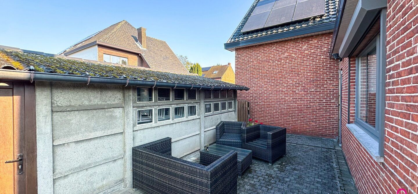 Deze prachtige open bebouwing in Beringen, gelegen op een perceel van 555m², biedt alles wat je zoekt op een ruime perceel en comfortabele woning. Recentelijk opgefrist en volledig instapklaar, is deze woning perfect voor wie zonder zorgen wil verhuizen.