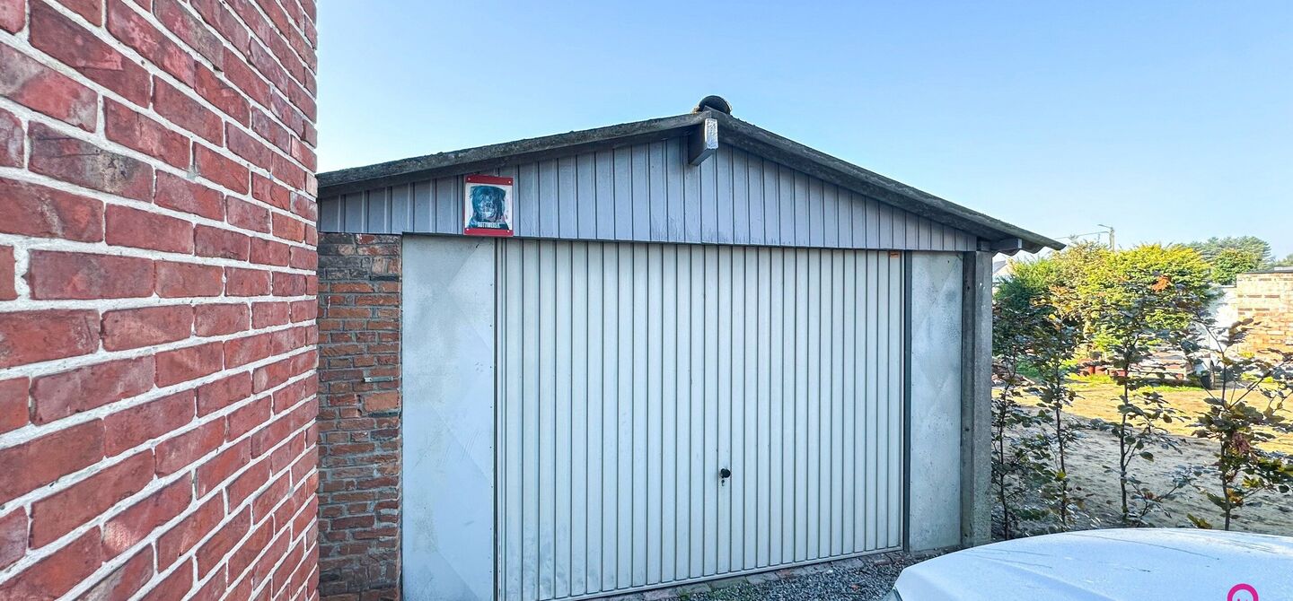 Deze prachtige open bebouwing in Beringen, gelegen op een perceel van 555m², biedt alles wat je zoekt op een ruime perceel en comfortabele woning. Recentelijk opgefrist en volledig instapklaar, is deze woning perfect voor wie zonder zorgen wil verhuizen.