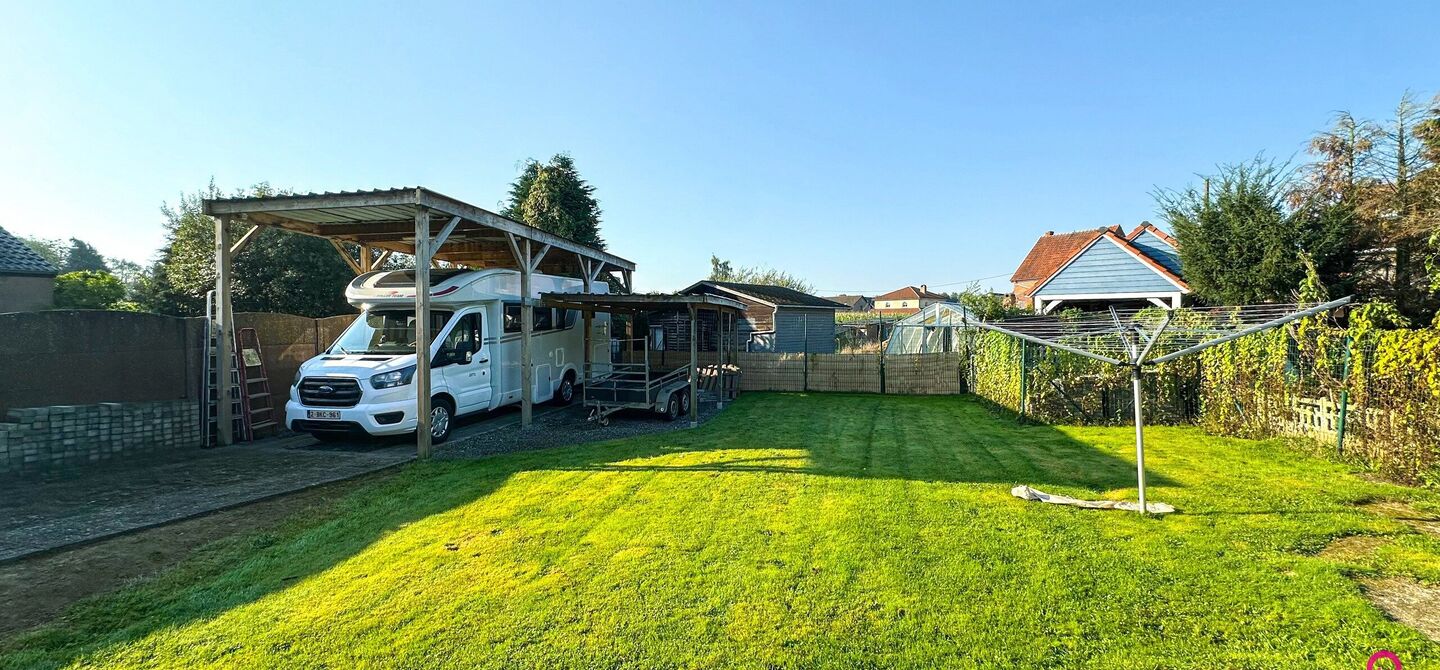 Deze prachtige open bebouwing in Beringen, gelegen op een perceel van 555m², biedt alles wat je zoekt op een ruime perceel en comfortabele woning. Recentelijk opgefrist en volledig instapklaar, is deze woning perfect voor wie zonder zorgen wil verhuizen.