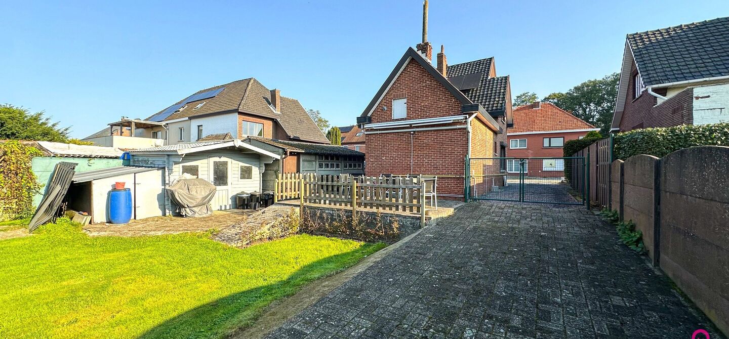 Deze prachtige open bebouwing in Beringen, gelegen op een perceel van 555m², biedt alles wat je zoekt op een ruime perceel en comfortabele woning. Recentelijk opgefrist en volledig instapklaar, is deze woning perfect voor wie zonder zorgen wil verhuizen.