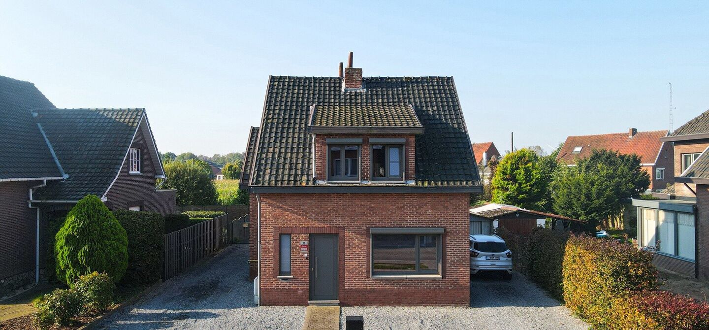 Deze prachtige open bebouwing in Beringen, gelegen op een perceel van 555m², biedt alles wat je zoekt op een ruime perceel en comfortabele woning. Recentelijk opgefrist en volledig instapklaar, is deze woning perfect voor wie zonder zorgen wil verhuizen.