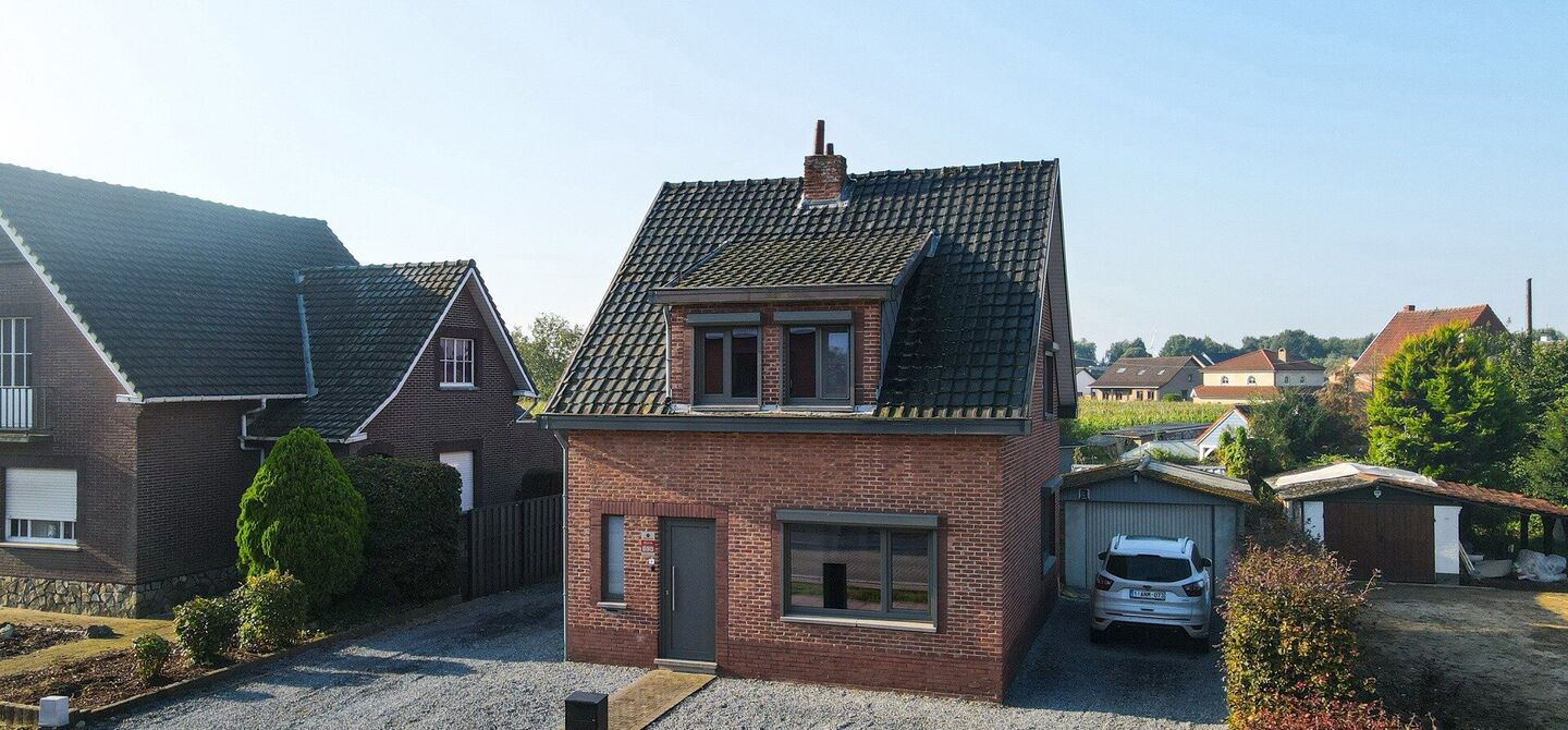 Deze prachtige open bebouwing in Beringen, gelegen op een perceel van 555m², biedt alles wat je zoekt op een ruime perceel en comfortabele woning. Recentelijk opgefrist en volledig instapklaar, is deze woning perfect voor wie zonder zorgen wil verhuizen.