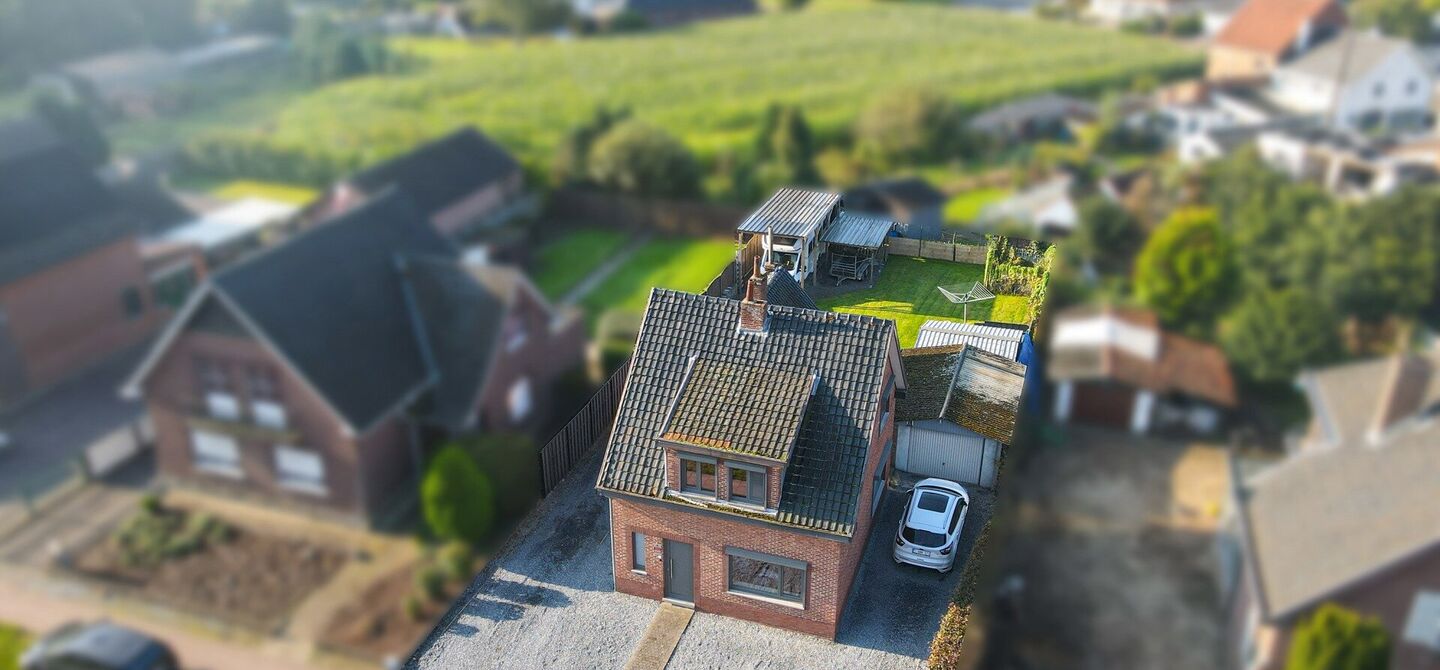 Deze prachtige open bebouwing in Beringen, gelegen op een perceel van 555m², biedt alles wat je zoekt op een ruime perceel en comfortabele woning. Recentelijk opgefrist en volledig instapklaar, is deze woning perfect voor wie zonder zorgen wil verhuizen.