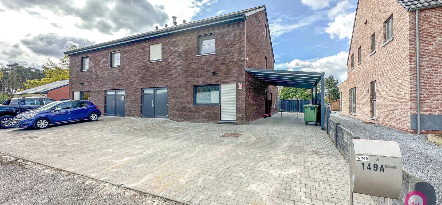 Bij ImmoFusion  7/7 “open huis”  : klik op onze 3D-TOUR.

Ervaar vastgoed alsof je er zelf doorloopt!


Deze knappe, instapklare woning werd gebouwd in 2016 en is gelegen in de Koerselsesteenweg 149A, te Beringen. Deze halfopen-woning bevindt zich o