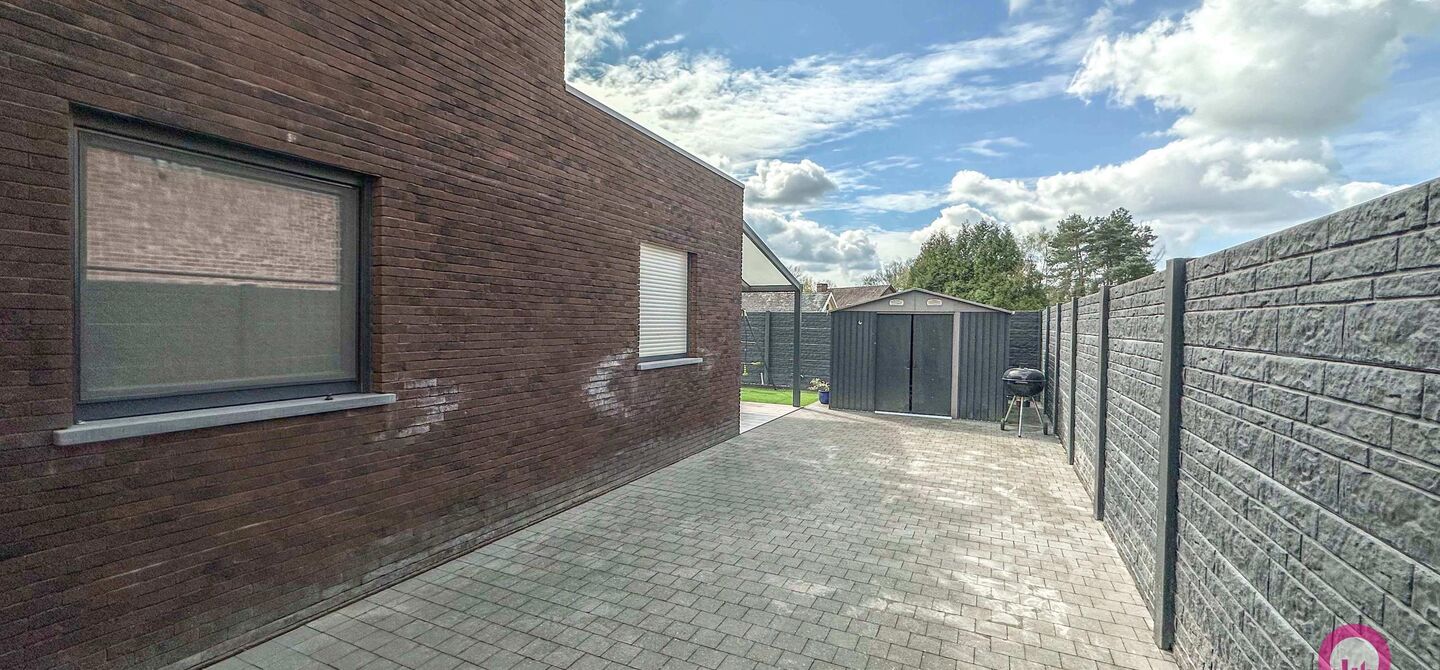 Bij ImmoFusion  7/7 “open huis”  : klik op onze 3D-TOUR.

Ervaar vastgoed alsof je er zelf doorloopt!


Deze knappe, instapklare woning werd gebouwd in 2016 en is gelegen in de Koerselsesteenweg 149A, te Beringen. Deze halfopen-woning bevindt zich o