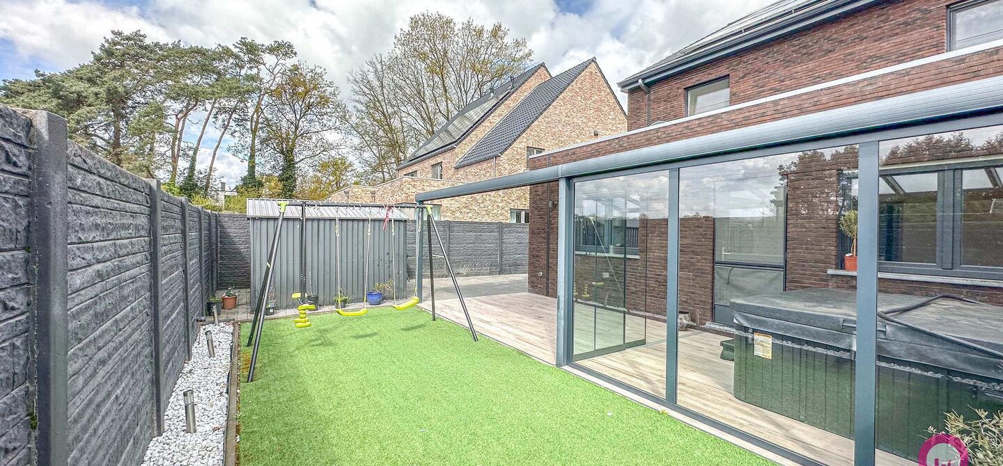 Bij ImmoFusion  7/7 “open huis”  : klik op onze 3D-TOUR.

Ervaar vastgoed alsof je er zelf doorloopt!


Deze knappe, instapklare woning werd gebouwd in 2016 en is gelegen in de Koerselsesteenweg 149A, te Beringen. Deze halfopen-woning bevindt zich o