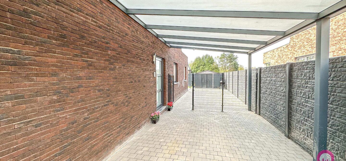 Bij ImmoFusion  7/7 “open huis”  : klik op onze 3D-TOUR.

Ervaar vastgoed alsof je er zelf doorloopt!


Deze knappe, instapklare woning werd gebouwd in 2016 en is gelegen in de Koerselsesteenweg 149A, te Beringen. Deze halfopen-woning bevindt zich o