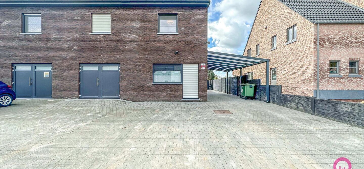 Bij ImmoFusion  7/7 “open huis”  : klik op onze 3D-TOUR.

Ervaar vastgoed alsof je er zelf doorloopt!


Deze knappe, instapklare woning werd gebouwd in 2016 en is gelegen in de Koerselsesteenweg 149A, te Beringen. Deze halfopen-woning bevindt zich o