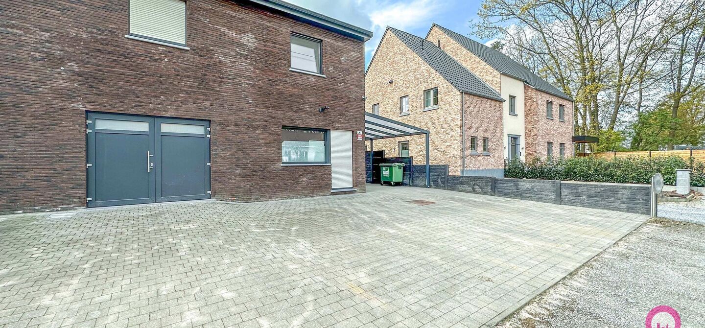 Bij ImmoFusion  7/7 “open huis”  : klik op onze 3D-TOUR.

Ervaar vastgoed alsof je er zelf doorloopt!


Deze knappe, instapklare woning werd gebouwd in 2016 en is gelegen in de Koerselsesteenweg 149A, te Beringen. Deze halfopen-woning bevindt zich o