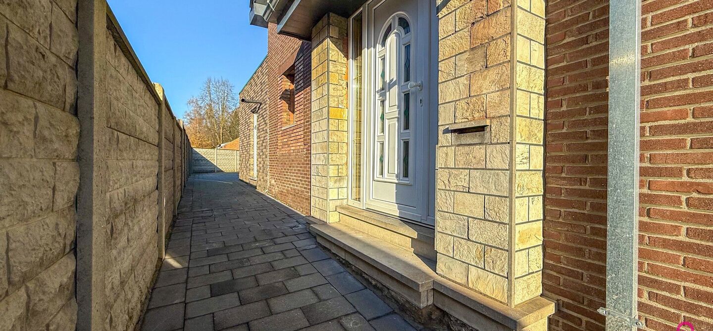 Bij ImmoFusion  7/7 “open huis”  : klik op onze 3D-TOUR.
Ervaar vastgoed alsof je er zelf doorloopt!

Net buiten het centrum van Koersel vind je deze woning op een centrale locatie. Een mooie ligging: je wandelt naar het school op enkele minuutjes tij