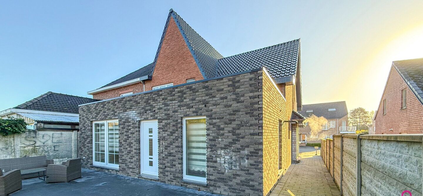 Bij ImmoFusion  7/7 “open huis”  : klik op onze 3D-TOUR.
Ervaar vastgoed alsof je er zelf doorloopt!

Net buiten het centrum van Koersel vind je deze woning op een centrale locatie. Een mooie ligging: je wandelt naar het school op enkele minuutjes tij