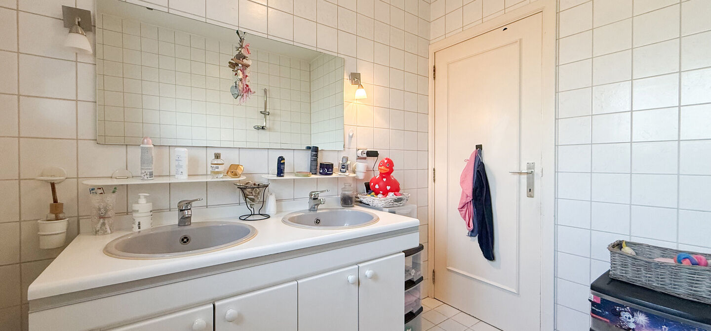 Bij ImmoFusion 7/7 “open huis”: klik op onze 3D-TOUR.
Ervaar vastgoed alsof je er zelf doorloopt!

Stap binnen in deze charmante, instapklare open bebouwing, ideaal gelegen in een rustige buurt te Kegelstraat 8, Beringen. Met een bewoonbare oppervlakt