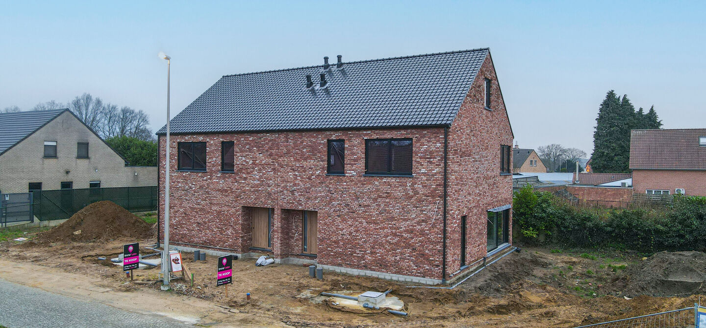 Bij ImmoFusion  7/7 “open huis”  : klik op onze 3D-TOUR.
Ervaar vastgoed alsof je er zelf doorloopt!

Welkom in deze schitterende halfopen BEN-nieuwbouwwoning in Paal, voorzien van 3 slaapkamers met mogelijk tot 4 slaapkamers en grote tuin. Kopen is v