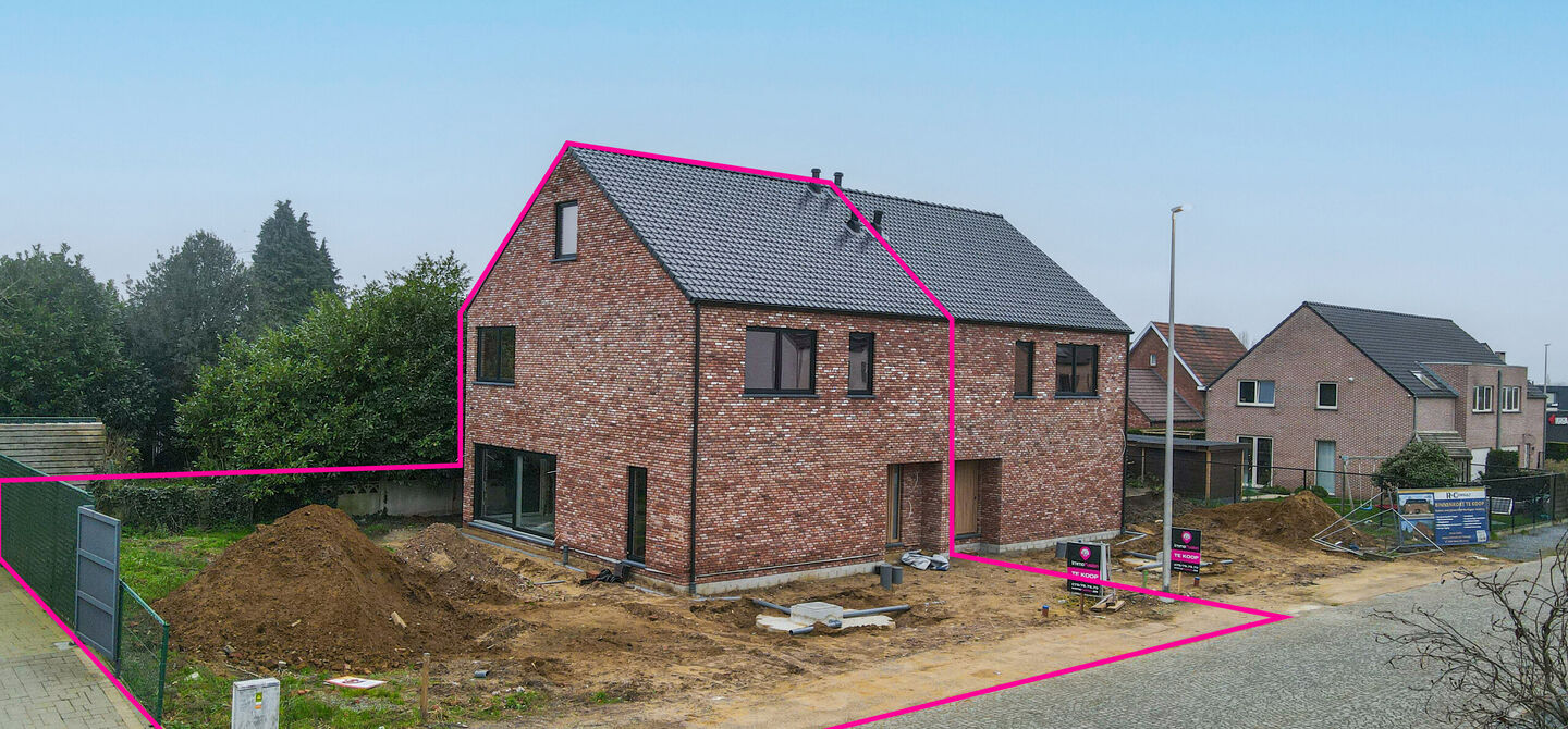 Bij ImmoFusion 7/7 “open huis” : klik op onze 3D-TOUR.
Ervaar vastgoed alsof je er zelf doorloopt!

Welkom in deze schitterende halfopen BEN-nieuwbouwwoning in Paal, voorzien van 3 slaapkamers met mogelijk tot 4 slaapkamers en grote tuin. Kopen is ver